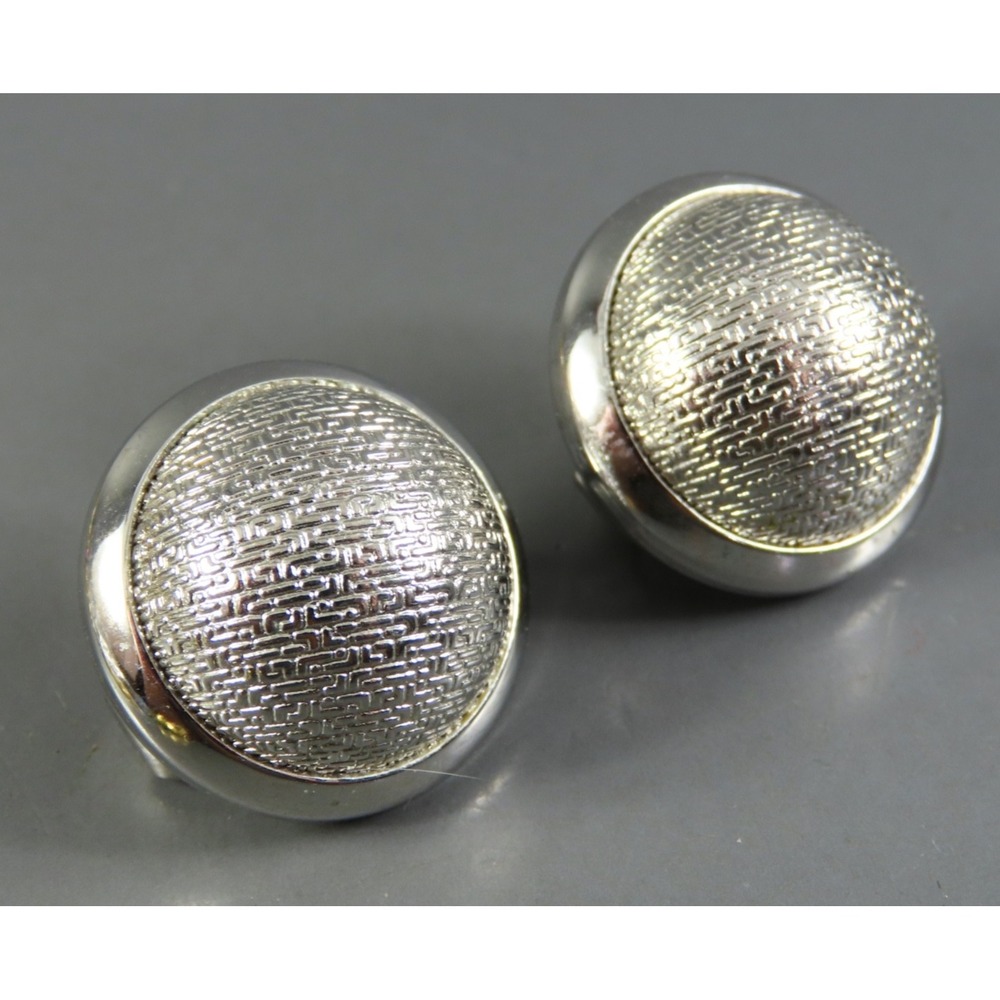 Vintage KRAMER CLIP ON EARRINGS Silver Tone Round Domed CROSS-HATCH CHAIN PRINT